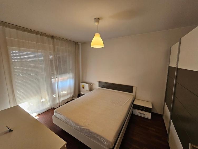 Apartament cu 3 camere semidecomandat, mobilat în Central