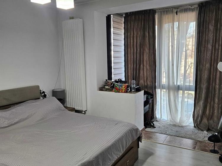 Apartament cu 3 camere semidecomandat în Calea București