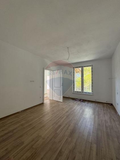 Casă cu 4 camere cu Teren 250 Mp în Vitrometan