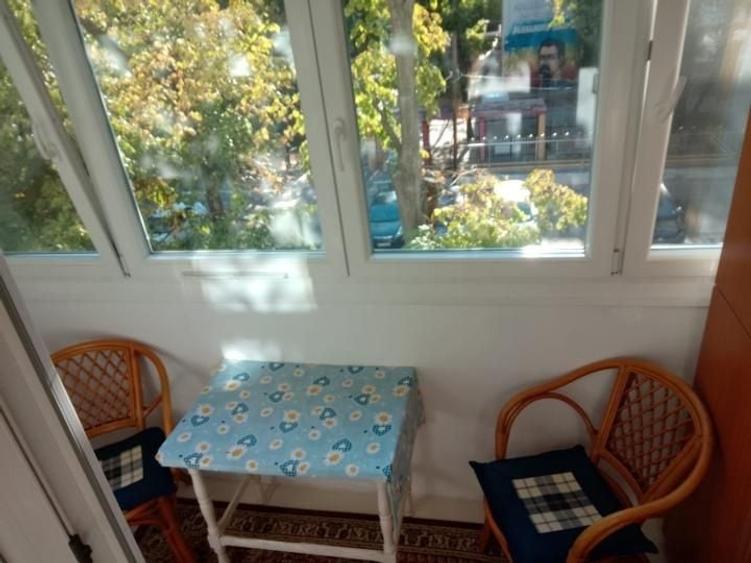Apartament cu 3 camere semidecomandat, mobilat în Titan