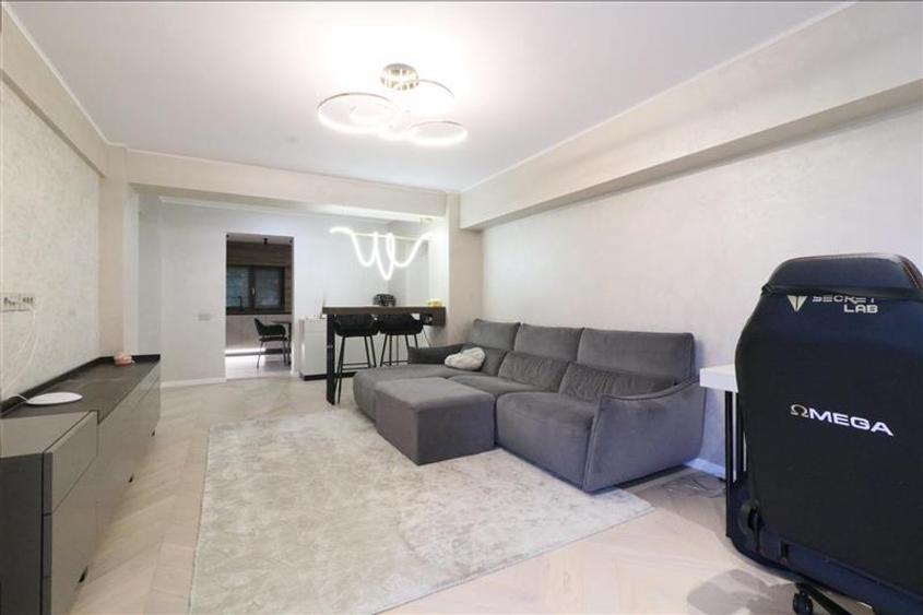 Apartament cu 4 camere decomandat în Central