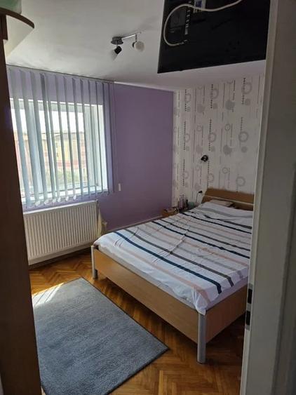 Apartament cu 3 camere decomandat, mobilat în Craiovița Nouă