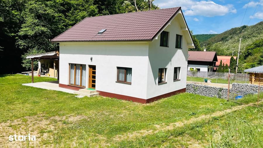 Casă cu 6 camere cu Teren 712 Mp în Central