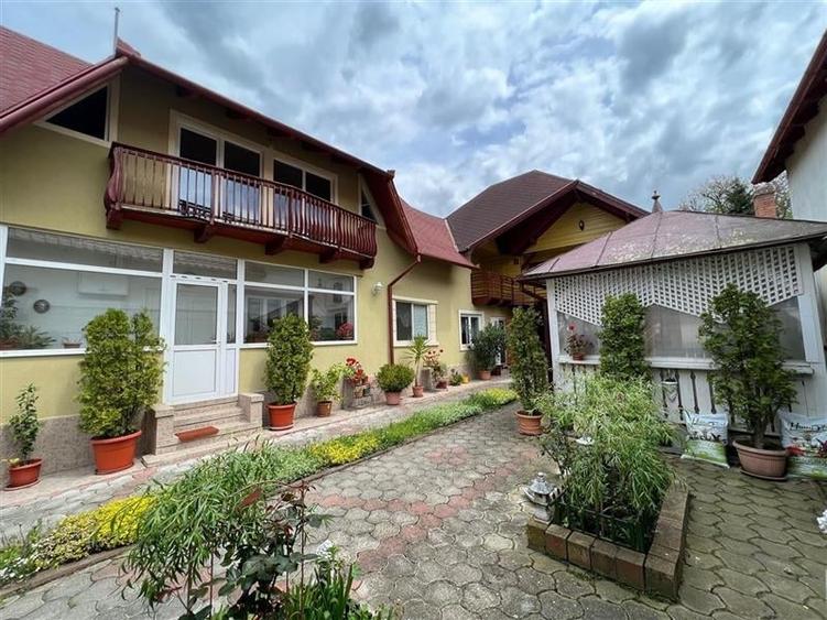 Casă individuală cu 10 camere cu Teren 700 Mp în Exterior Est