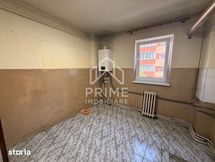 Apartament cu 4 camere decomandat în Cetate