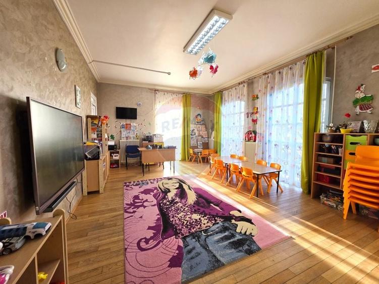 Casă individuală cu 10 camere cu Teren 900 Mp în 23 August