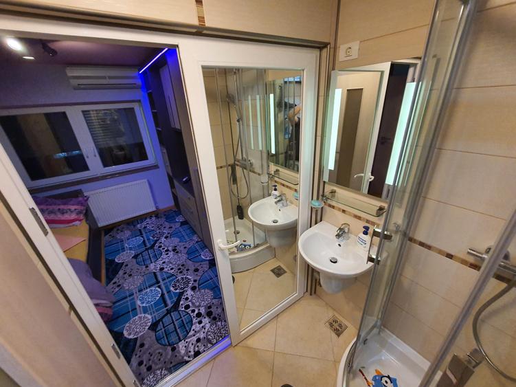 Apartament cu 3 camere semidecomandat, mobilat în Complex Studențesc