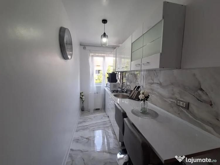 Apartament cu 3 camere semidecomandat în Central