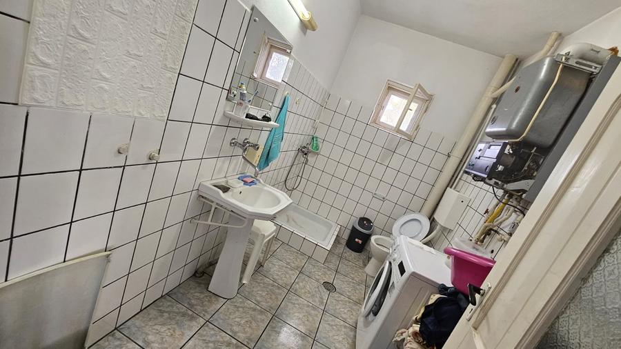 Casă cu 5 camere cu Canalizare în Central