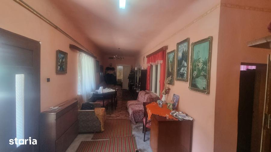 Casă cu 5 camere cu Teren 7928 Mp în Central