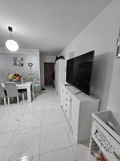 Apartament cu 3 camere semidecomandat în Florești