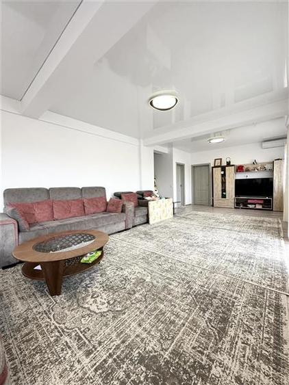 Apartament cu 3 camere semidecomandat, mobilat în Nord
