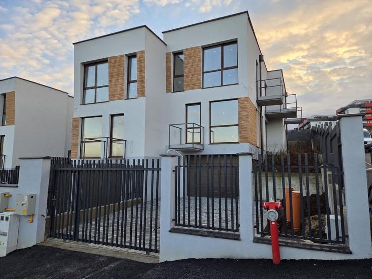 Duplex cu 4 camere cu Canalizare în Dâmbul Rotund