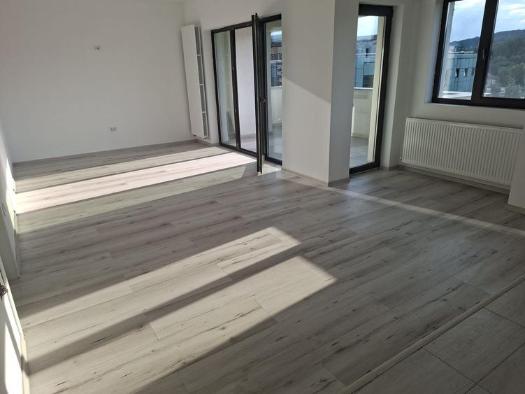 Apartament cu 3 camere decomandat în Exterior Vest