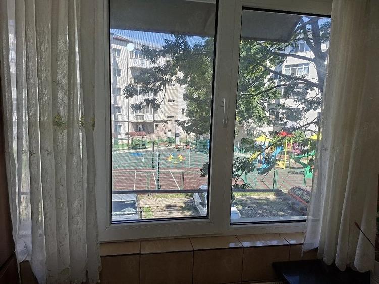 Apartament cu 3 camere decomandat în Exterior Vest