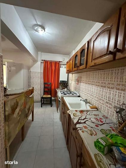 Apartament cu 3 camere semidecomandat în Micro 15