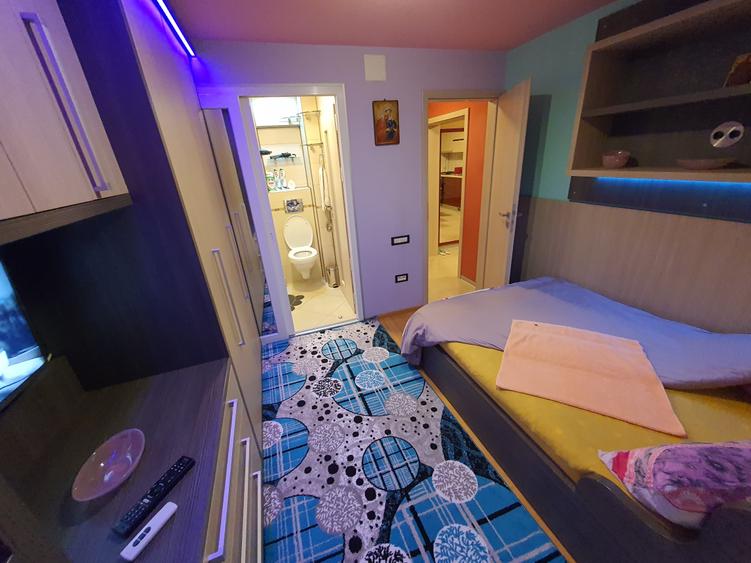 Apartament cu 3 camere semidecomandat, mobilat în Complex Studențesc