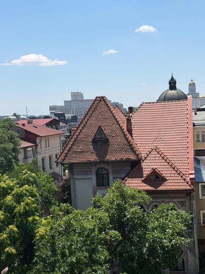 Apartament cu 3 camere semidecomandat în Cișmigiu