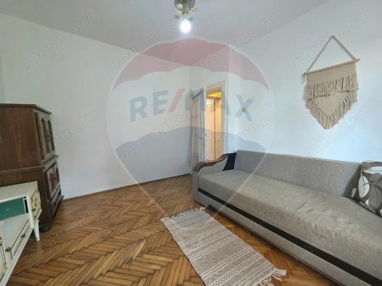 Apartament cu 3 camere decomandat, mobilat în Vitrometan