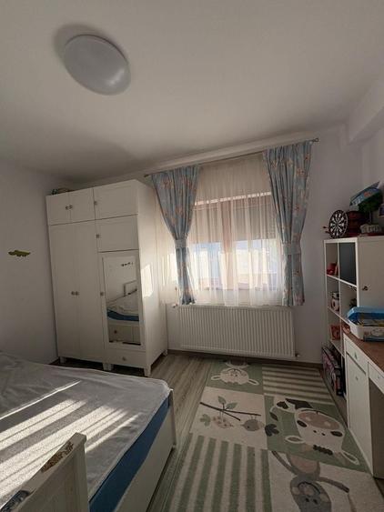 Casă individuală cu 7 camere cu Canalizare în Nord-Est