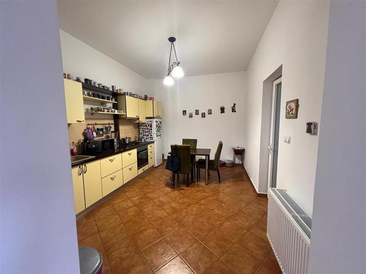Casă cu 2 camere cu Canalizare în Central