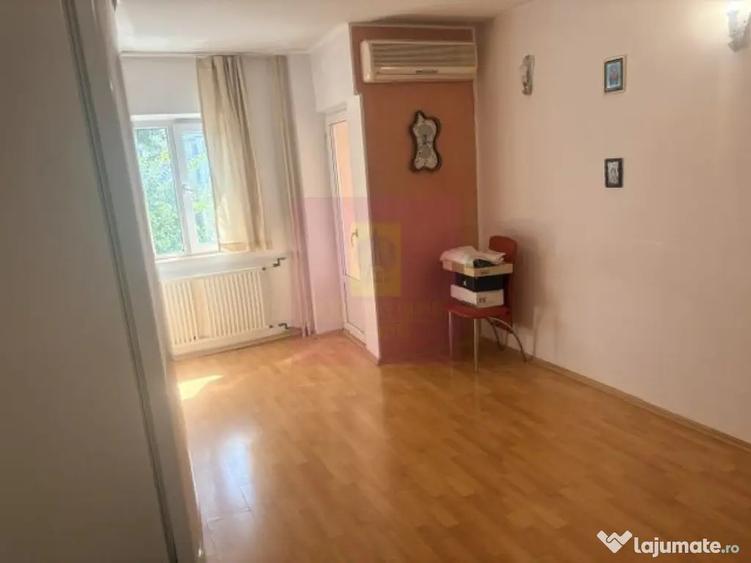 Apartament cu 3 camere decomandat în Drumul Sării