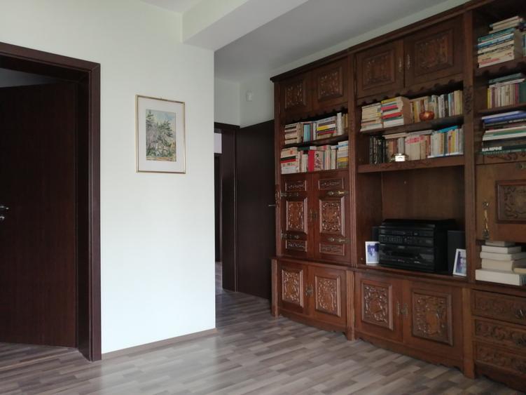 Casă individuală cu 5 camere cu Garaj în Dumbrăvița
