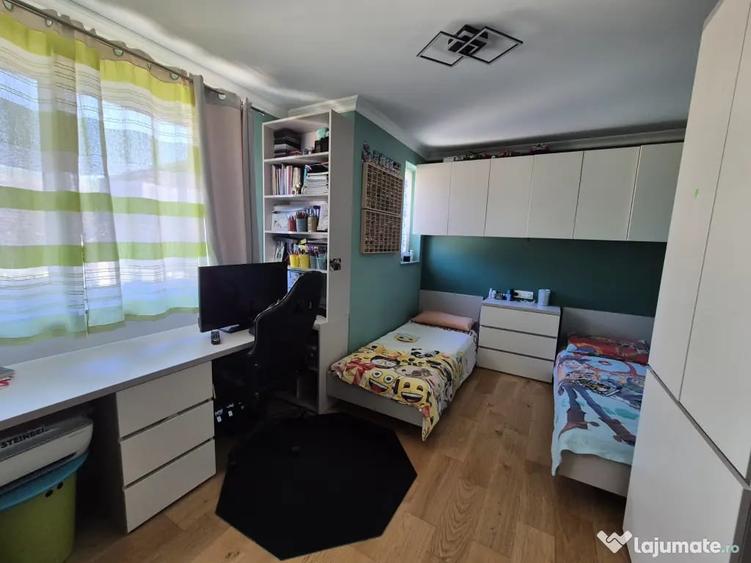 Apartament cu 3 camere decomandat în Chinteni