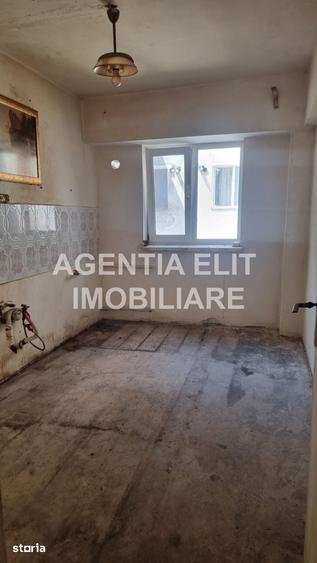 Apartament cu 3 camere semidecomandat în Central
