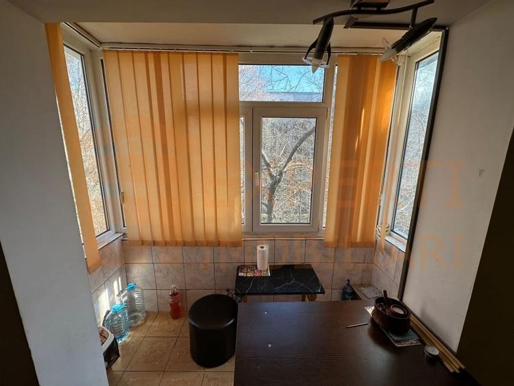 Apartament cu 3 camere semidecomandat, mobilat în Groapa