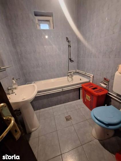 Casa cu teren ideala pentru spa?ii comerciale / birouri Sector 4 - 9