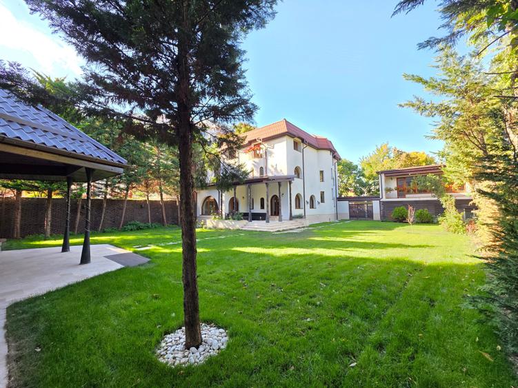 Casă individuală cu 9 camere cu Garaj în Timpuri Noi