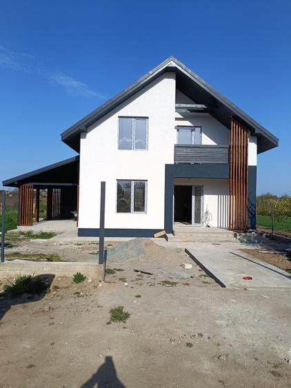 Casă cu 3 camere în Corbu