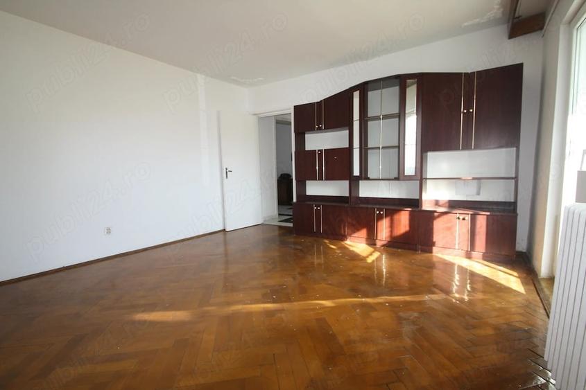 Apartament cu 3 camere decomandat în Girocului