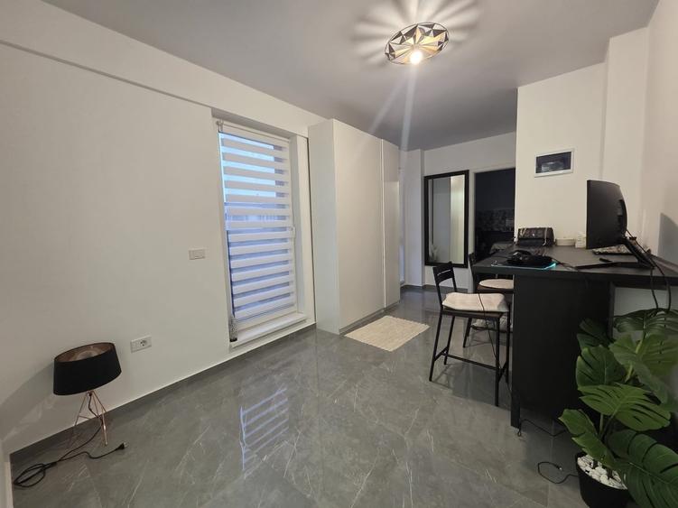 Apartament cu 6 camere semidecomandat în Metalurgiei
