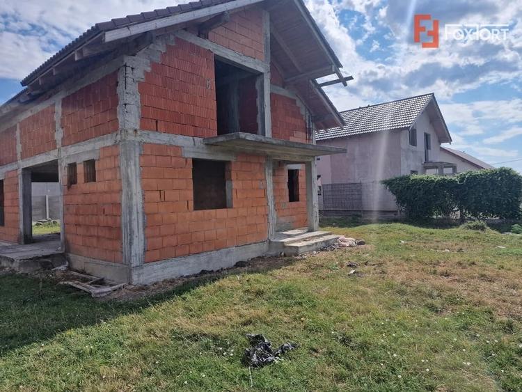 Casă cu 6 camere cu Teren 656 Mp în Izvin