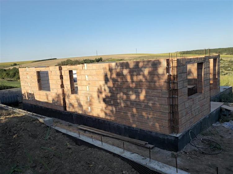Casă cu 3 camere cu Teren 470 Mp în Aroneanu