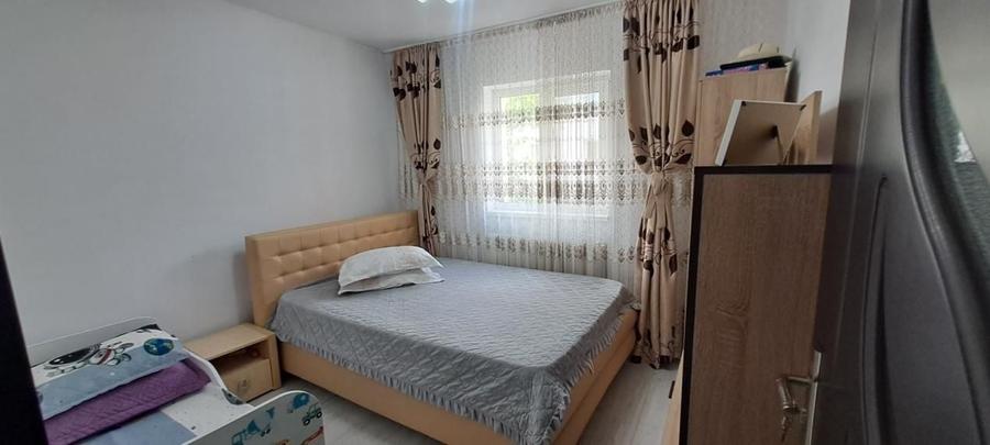 Apartament cu 3 camere semidecomandat, mobilat în Tătărași