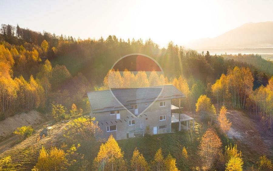 Hotel/Pensiune, de 377.5 mp, în Plaiul Foii