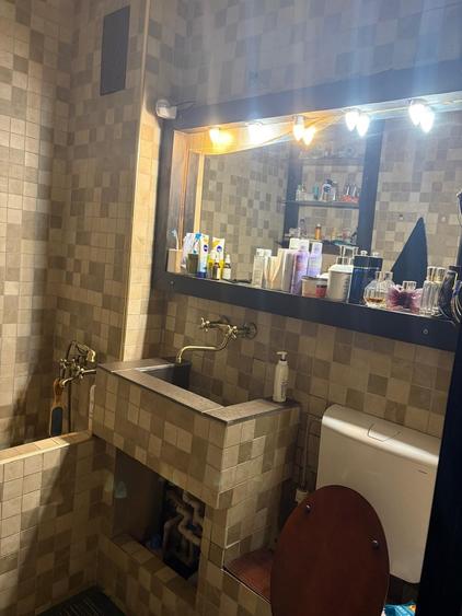 Apartament cu 3 camere semidecomandat în Calea București