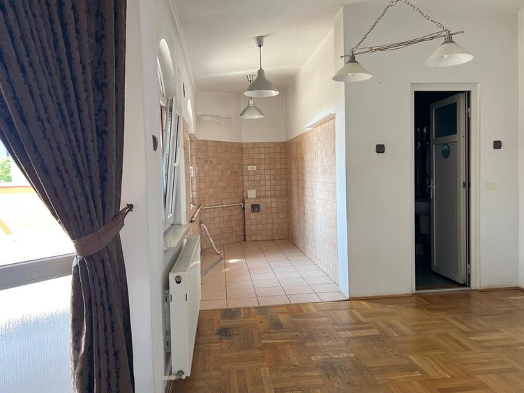 Casă individuală cu 10 camere cu Canalizare în Barbu Văcărescu