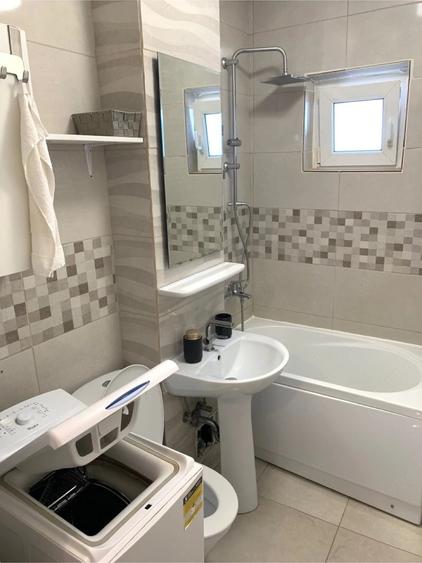 Apartament cu 3 camere semidecomandat în Punctele Cardinale