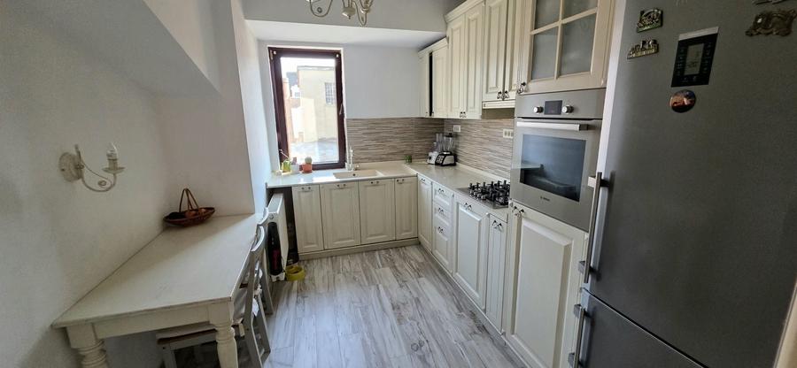 Apartament cu 3 camere semidecomandat, mobilat în Națiunile Unite