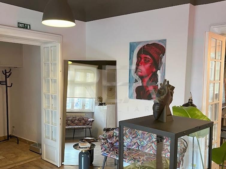 Apartament cu 4 camere semidecomandat, mobilat în Romană