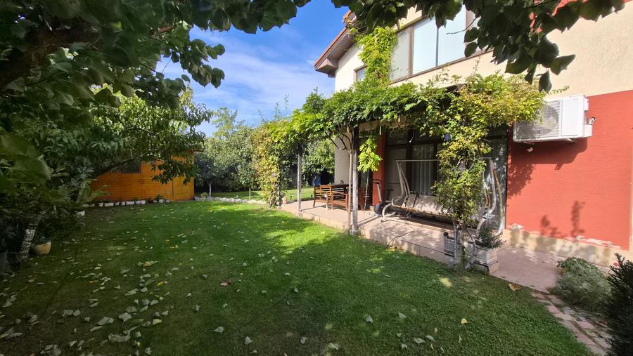 Casă individuală cu 5 camere cu Teren 380 Mp în Lazu