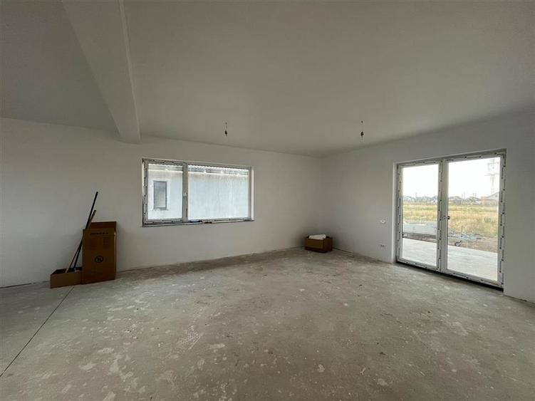 Casă cu 4 camere cu Teren 471 Mp în Cihei