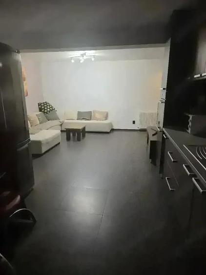 Apartament cu 3 camere decomandat în Florești