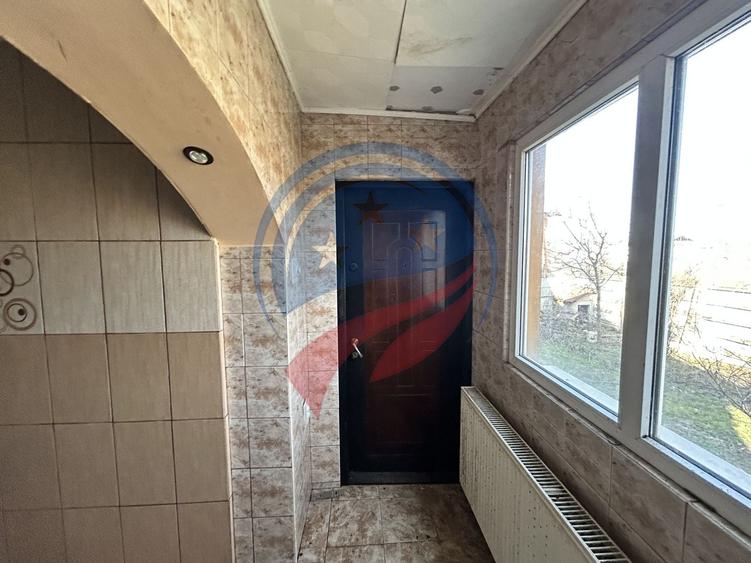 Casă individuală cu 10 camere cu Canalizare în Lăpuș