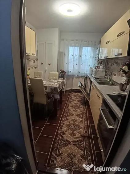 Apartament cu 3 camere decomandat în Traian