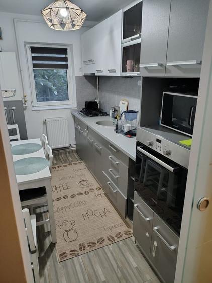Apartament cu 3 camere decomandat în Micro 5